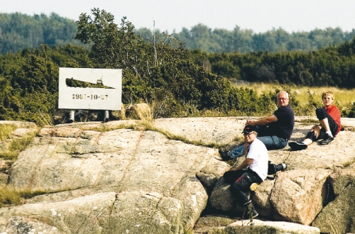 Monumentet. En minnestavla över grundstötningen avtäcktes i går vid Torumskär..jpg