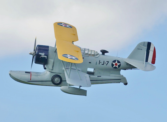 Grumman_J2F-6_Duck_Candy_Clipper_BuNo_33549_N1214N_1st_Pass_10_15thAnny_FOF_28Nov2010_(cropped).jpg