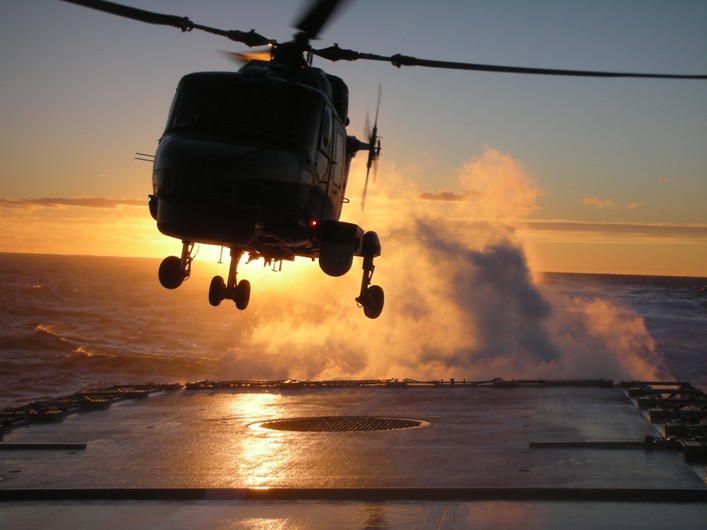 061111_Helikopter landar i motljus på HMS Visby.jpg