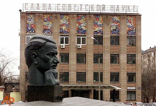 man med byggnad.jpg