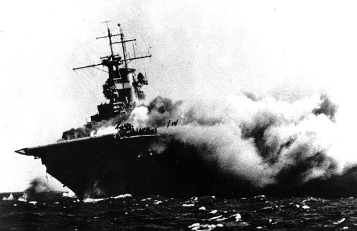 USS_Wasp_(CV-7)_brennt.jpg