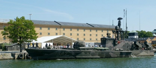 Klassiskt träd. HMS Ystad vid kajens enda träd, ursprungligen från Gålö och planterat på 1960-talet. Foto Ellinor Borén.jpg