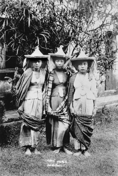 Three_Moro_women_in_Jolo,_Sulu.jpg