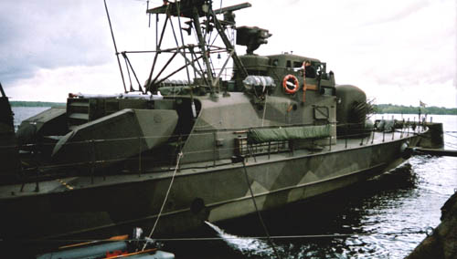 HMS Spejaren vid krigsförtöjningsplats.jpg